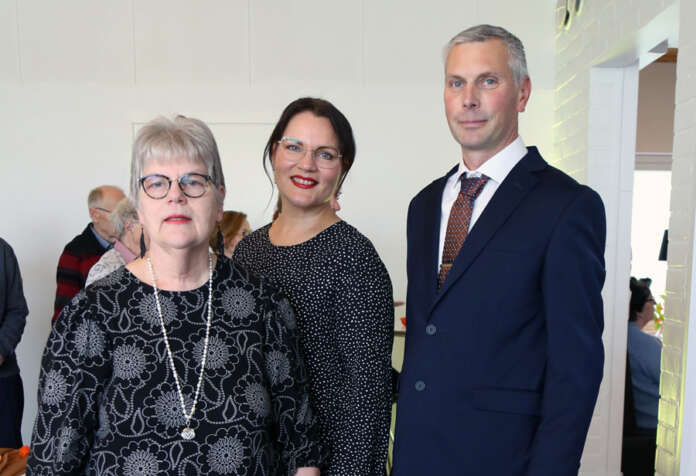 35 vuotta Mellilän Lounaspaikka ja Pitopalvelua pitänyt Hilkka Palomäki siirtyy pikku hiljaa eläkkeelle. Yrityksen toiminnasta huolehtivat nykyään hänen lapsensa Marika Kurki ja Mauri Nurmi. Kuva: Kalle Rajala