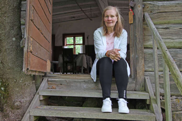 PirkkoPaavola Pirkko Paavola-Häggblom istuu hänelle rakkaan rakennuksen, Vanha-Värrin vanhan tuvan rappusilla. 1700-luvulla rakennetun tuvan ympärillä on ollut aikanaan umpipiha.
