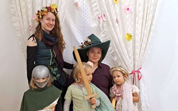Yläneläiset Ilona Kauramaa ja Salla Grönlund lähtivät lastensa kanssa kaikki nauttimaan kirjaston tapahtumasta pukeutuen teeman mukaisesti tai siitä inspiroituen. Vilho Kauramaan, 4, hahmo oli ritari, Piisku Grönlundin, 5, prinsessasoturi ja Tiitu Grönlundin prinsessa. Kuva: Emmi Lovén