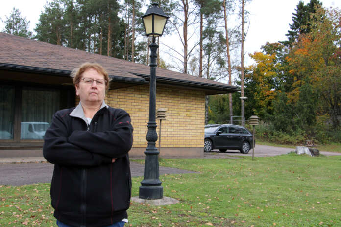 Oripääläinen pitopalveluyrittäjä Päivi Kössi on tyrmistynyt seurakunnan suunnitelmista myydä seurakuntatalo. Korvaavia tiloja ei hänen mukaansa Oripäässä ole.