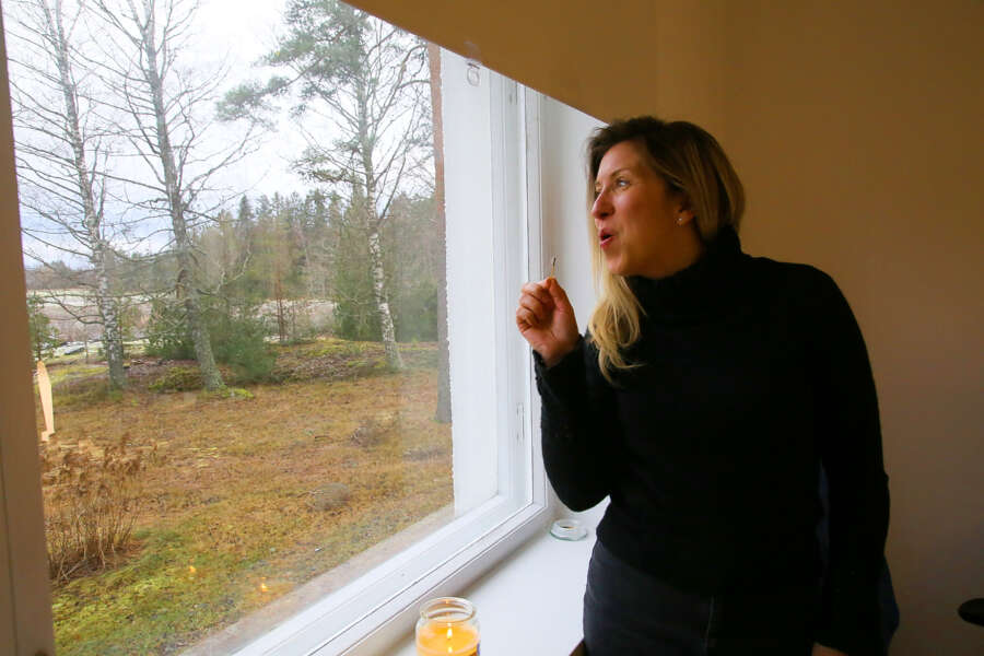 -Kyrössä työtilani oli kellarissa, täällä Riihikoskella minulla on upeat maisemat, Karolina Tolvanen toteaa ihaillessaan työhuoneensa ikkunasta avautuvaa maalaismaisemaa.
