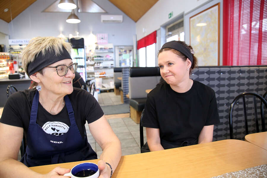 Kersti Sirvidas (vas.) toimii tarvittaessa tulkkina, kun ukrainalainen työkaveri Tetiana Volkova kaipaa apua. Kosken SEO-huoltamon kahvila on ollut molemmille hyvä työpaikka.
