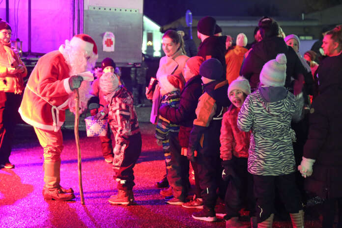 Oripään joulunavaukseen saapunut joulupukki oli odotettu vieras. Lions Club Oripää ry ja Oripään kunta vastasivat tapahtuman järjestelyistä. Kuva: Maija Paloposki
