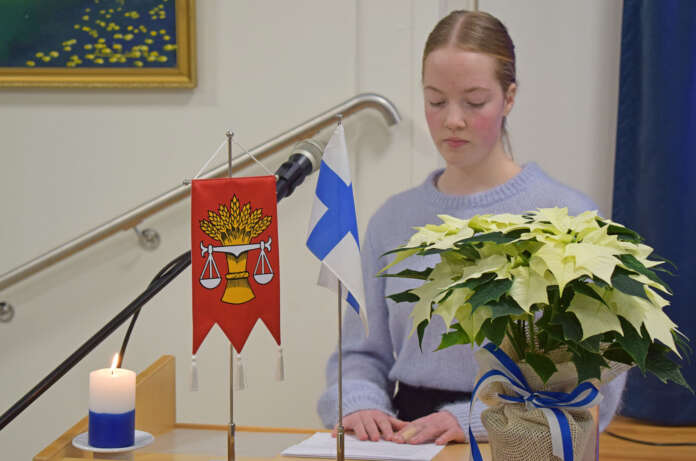 Elisenvaaran yhtenäiskoulun oppilas Matilda Toivonen luki juhlapuheenaan kirjoittamansa kuvitteellisen sota-aikaan sijoittuvan päiväkirjatarinan. Kuva: Tuomas Honkasalo