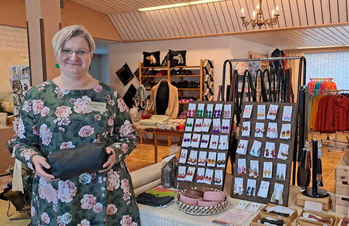 Pöytyäläinen artesaani Tarja Mäkiniitty valmistaa peuran- ja hirvennahasta muun muassa koruja ja erilaisia käyttöesineitä, kuten meikkilaukkuja. Kuva: Emmi Lovén