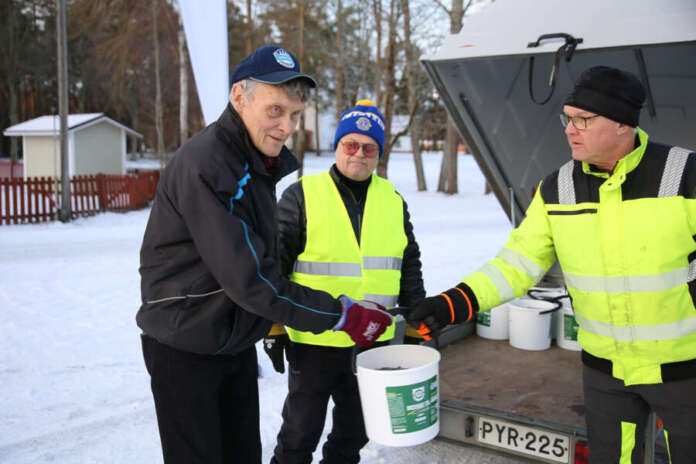 10354069_ Pentti Haapasalo (vas.) ottaa tyytyväisenä vastaan kunnan lahjoittamaa ja paikallisen Lions klubin jakamaa hiekotussepeliä Tuomo Ojalalta ja Martti Erelältä.