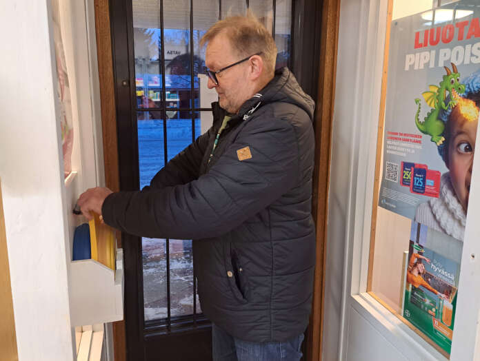 Jouni Rauhala Tarvasjoen Lions clubista asensi maanantaina aamutuimaan kaupalla olleen defin apteekin tuulikaappiin.