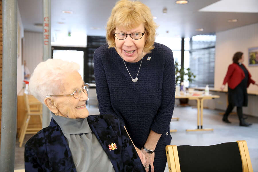 Meillä on ollut hauskaa yhdessä vai mitä, Mirjam Röhkö (vas.) kyselee Tarja Laineelta. Laine on toiminut Pöytyän sotaveteraaniyhdistyksen palkkaamana veteraanien avustajana jo 17 vuoden ajan ja Röhkö on yksi hänen monista vakioasiakkaistaan.