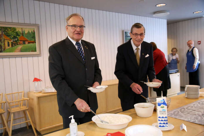 10375321_ Puuroa santsaamassa. Pöytyän sotaveteraanien puheenjohtajana 22 vuotta toiminut Reino Kallio (vas.) ja yhdistyksen sihteerinä yli 10 vuotta toiminut Timo Kalla siirtyvät vuoden alussa Pöytyän uuden veteraanitoimikunnan jäseniksi.