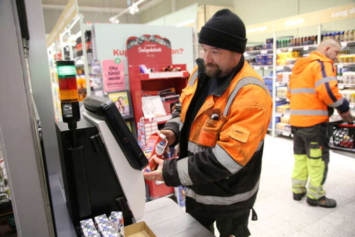 10377335_ -Pikkuostoksia tehdessäni käytän itsepalvelukassaa, vaikka kassalla ei olisi jonoakaan, Marttilan Salessa asioiva Jarno Levonmaa toteaa. Ruokarobotteja sen sijaan hän ei kaipaa mihinkään.