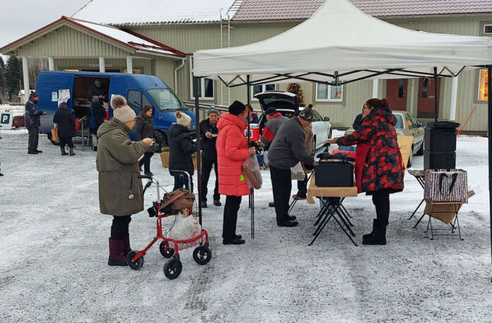 10377450_ Kunnanjohtaja Anne Ahtiainen astui itse remmiin ja jakoi kuntalaisille joulupuuroa. Samalla vaihdeltiin hyvän joulun toivotuksia.