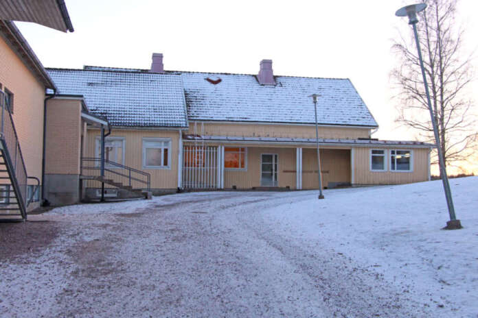 Puukoulu Tarvasjoen puukoulu on saamassa ensi vuonna uuden maalipinnan ja sen jälkeen on vuorossa kattoremontti.
