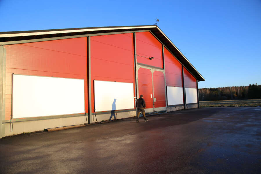 Iso-Kössin tilan kymmenisen vuotta sitten rakennettu broilerikasvattamo on edelleen kuin uusi. Kattoa koristaa tuuliviiri, jonka vuosiluku, 1685, kertoo tilan iän.