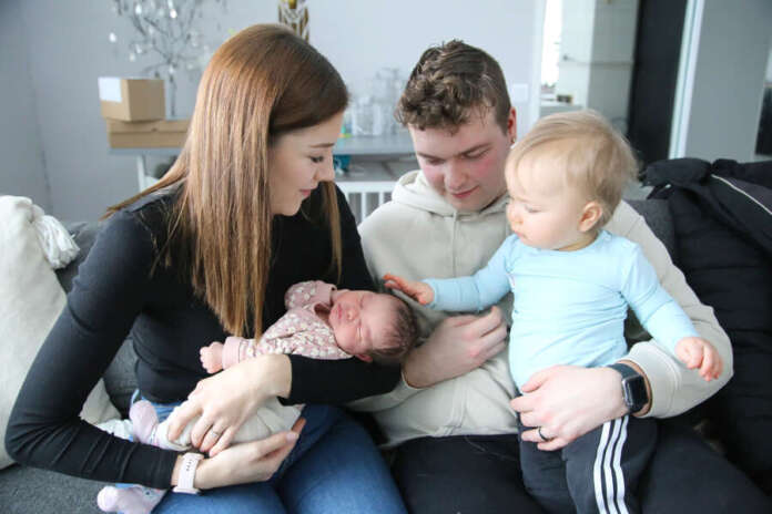 ekaVaova25 Henna Kauhasen ja Juuso Matikaisen tytär on ensimmäinen tänä vuonna Varhan Majakkasairaalassa syntynyt lapsi. Viikon kuluttua yksivuotissyntymäpäivään viettävä isoveli Oscar käy aina aamuisin tarkistamassa, että vauva on vielä tallella.