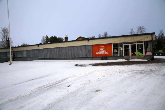 K-Market Taatelin pihapiiri on hiljentynyt sen jälkeen, kun Tarvasjoen ainoa kauppa sulki ovensa.