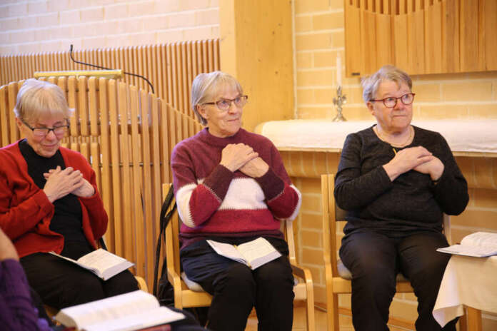 10428776_ Sisaruskolmikko, jota yhdistää rakkaus musiikkiin. Helli Ojaniemi (vas.), Marja Kujanpää ja Mirja Kullanmäki viihtyvät Marttilan laulutuvassa, jossa harjoiteltiin tällä kertaa laulamista yhdistettynä tukiviittomiin.