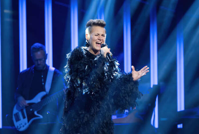 Hanna Kanasuo paljastaa pyrkivänsä The Voice of Finland -ohjelmassa jatkoon isolla, haikealla ja täynnä tunnetta olevalla voimaballadilla. Kuva: Saku Tiainen / Nelonen Media
