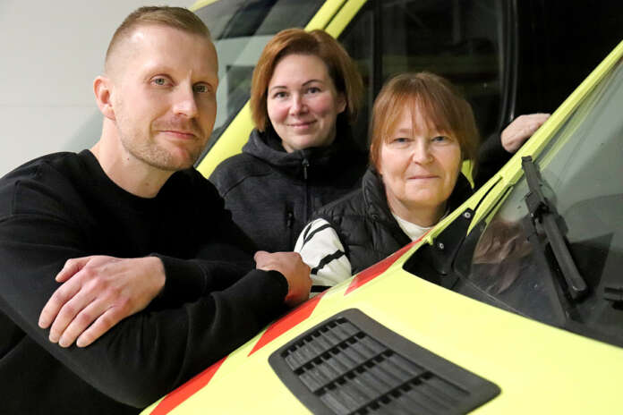 Ensihoitajat Sari Heiskanen, Anu Poso ja Tuukka Anttila pitävät maalaisambulanssissa työskentelystä työn itsenäisyyden vuoksi.