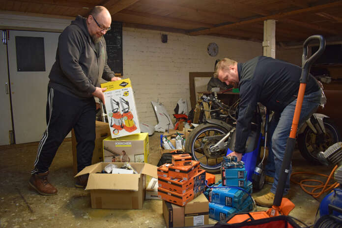 Etsivä nuorisotyöntekijä Tero Kanerva ja lahjoituksen mopopajoille järjestellyt Niko Simola pistävät tavaroita paikoilleen.