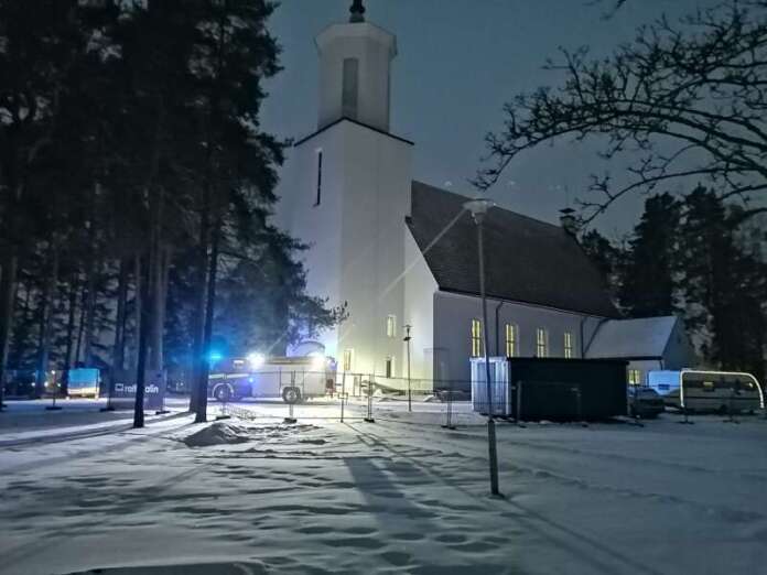 Kosken VPK:n palokuntalaiset tarkastivat Kosken kirkkoa noin puolen tunnin ajan. Kuva: Simo Päivärinta. Kosken VPK:n palokuntalaiset tarkastivat Kosken kirkkoa noin puolen tunnin ajan. Kuva: Simo Päivärinta.