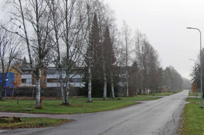 Puiden takana näkyvä asunto-osakeyhtiö Yläneen Jokipirtin kerrostalo on keskeisellä paikalla Yläneen keskustassa, vajaan 100 metrin päässä kirjastosta. Puiden takana näkyvä asunto-osakeyhtiö Yläneen Jokipirtin kerrostalo on keskeisellä paikalla Yläneen keskustassa, vajaan 100 metrin päässä kirjastosta.