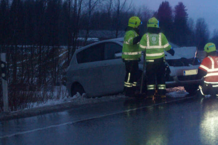 Henkilöauton kuljettaja selvisi peurakolarista tiettävästi lievin vammoin, mutta autoon tuli mittavat vahingot. Peura kuoli törmäykseen. Kuva: Simo Päivärinta. Henkilöauton kuljettaja selvisi peurakolarista tiettävästi lievin vammoin, mutta autoon tuli mittavat vahingot. Peura kuoli törmäykseen. Kuva: Simo Päivärinta.