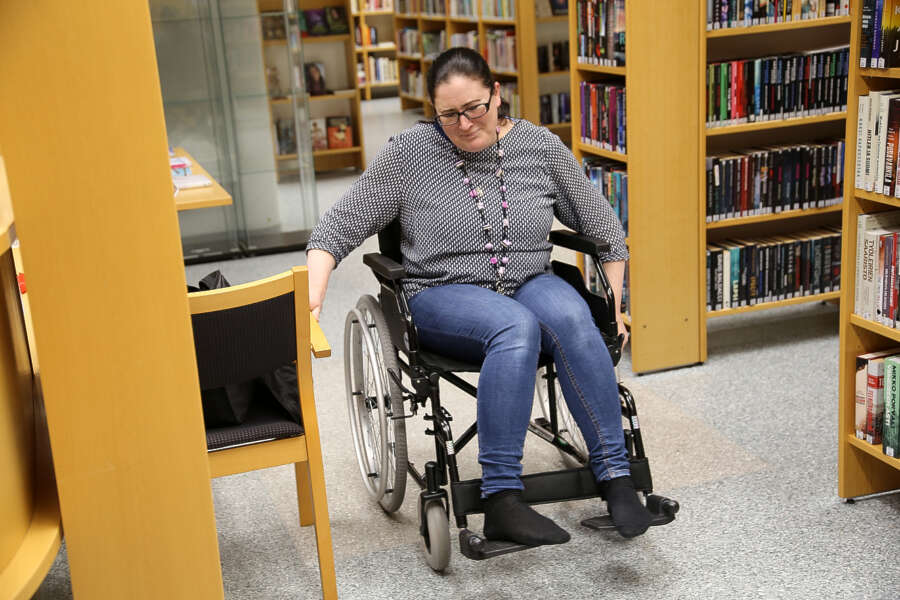 Kosken monipuolisesta kirjastosta saa lainata liikuntavälineiden lisäksi pyörätuolin.-Tämä hankittiin viime kesänä SPR:n ystävätoiminnan väen pyynnöstä, tuolia testaava Salla Järveläinen-Kukkola kertoo. Toistaiseksi pyörätuolia on lainattu kahdesti.