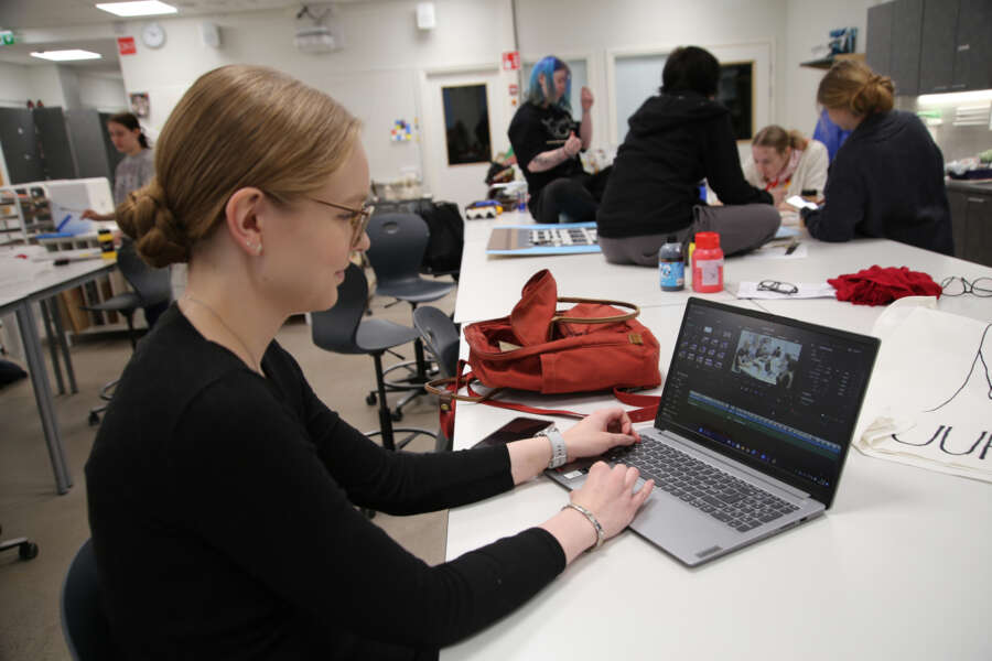 Sanni Peltola valmistelee 35 minuutin pituista abivideota, joka esitetään koko koululle penkkaripäivänä.
