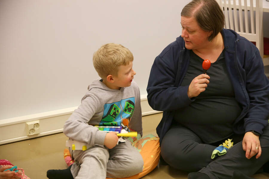 Apuohjaaja Reiska Hakala, 6, neuvottelee seuraavaksi laulettavasti laulusta Marttilan MLL:n muskariohjaajana toimivan äitinsä, Leena Hakalan kanssa.