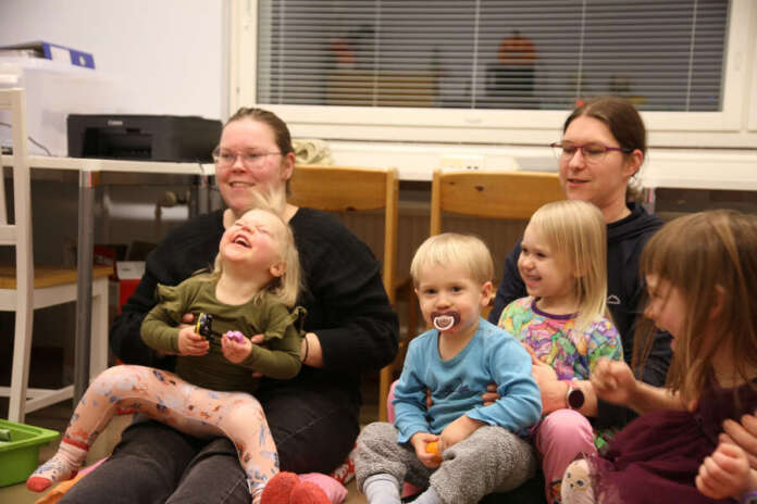10524816_ Heidi Haapanen (vas.) ja Seela Lähde, Jasper ja Julia Ahola äitinsä Anne Romppaisen kanssa sekä Lilith Hanhonen ottivat ilon irti muskarituokiosta. Tutut laulut saivat lapsilta varauksettoman hyväksynnän.