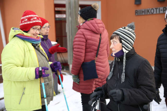 10558886_ Merja Lammi (vas.) ja Antonina Jokela ovat valmiina aamulenkille. Pöytyän 50 vuotta täyttävä Eläkeliiton yhdistyksen väki ulkoilee joukolla kerran kuukaudessa. Lenkki toteutetaan yhdessä seurakunnan kanssa ja mukaan haetaan myös Riihikodin asukkaita.