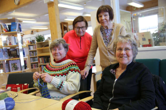 10565867_ Kätevien käsien Leila Venäläinen, Pirjo-Liisa Valtanen sekä ryhmän perustajajäsenet Ritva Takkinen ja Liisa Luoto nauttivat käsitöiden tekemisestä. Hyväntekeväisyyteen meneviä myyntituotteita kudotaan läpi vuoden.