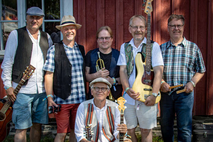 Arkibanjon iloiset veljet Kari Silokangas, Pentti Ruuttunen, Perttu Suominen, Janne Pajunen, Hannu Hirsimäki ja Antti Pajunen (edessä) konsertoivat Koskella 25. maaliskuuta.