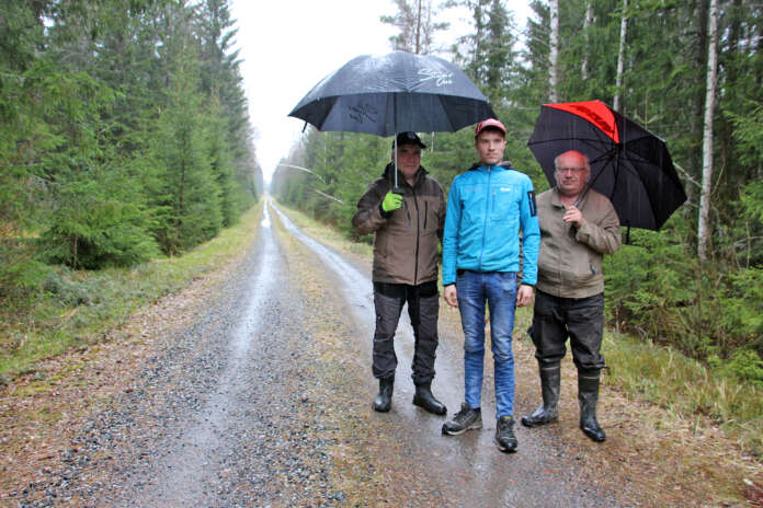Risto Elo, Eemeli Heinonen ja Tapani Yli-Mattila ovat huolissaan Marttilan korven eräreitistö läheisyyteen suunnitelluista tuulivoimaloista.