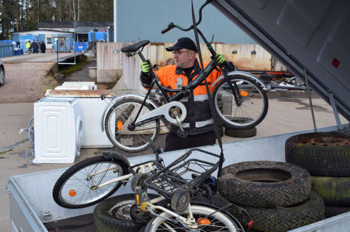 Juha Pohjola oli kerännyt pihamaalta ja nurkista kaikenlaista metalliromua lahjoitettavaksi Tarvasjoen 7B-luokan hyväksi. Kuva: Tuomas Honkasalo