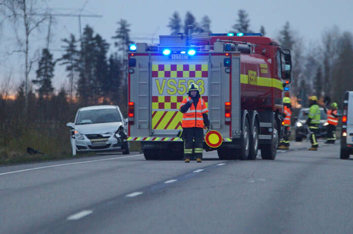 Henkilöauto vaurioitui pahoin varhain torstaiaamuna 8.5. Koskella sattuneessa peurakolarissa. Kuva: Simo Päivärinta