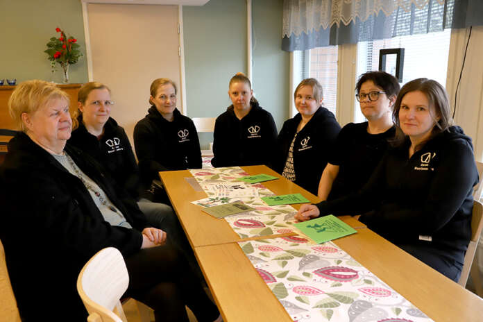 Vuosikymmenet eri rooleissa Auran nuorisoseurassa vaikuttanut Anja Isotalo (vas.) on ilolla ja ylpeydellä seurannut nykyisen johtokunnan tekemisen meininkiä ja hyvää yhteishenkeä. Nykyiseen johtokuntaan kuuluvista kuvassa ovat Maria Puuska, Armi Toivonen, Sini Messo, Tiina Helander, Elisa Aittamäki ja Jenna Virtanen.
