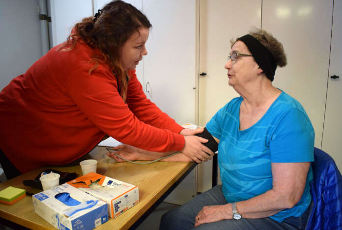Minna Kajander mittasi Liisa Kajalan verenpaineen. Sen jälkeen vaihdettiin kuulumiset. Kuva: Tuomas Honkasalo
