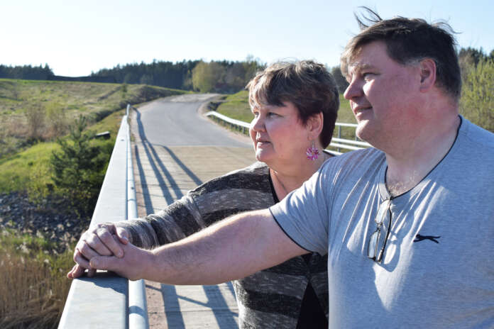 Raine ja Seija Vesanto toivovat, että Laukkaniityn komea 60-metrinen silta täyttyy heinäkuun puolessa välissä tanssijoista. Kuva: Tuomas Honkasalo