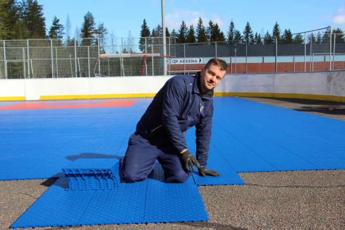 10883743_ TarU Hockeyn toiminnanjohtaja Lauri Isotalo kokoaa kuluvan viikon uutta monitoimikenttää. Apuvoimiakin on onneksi luvassa kokoamistalkoisiin.