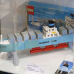 Maersk -yhtiölle valmistetut alusten pienoismallit ovat liikelahjoja, jollaisia Lego on valmistanut yritykselle erikoistilauksena.