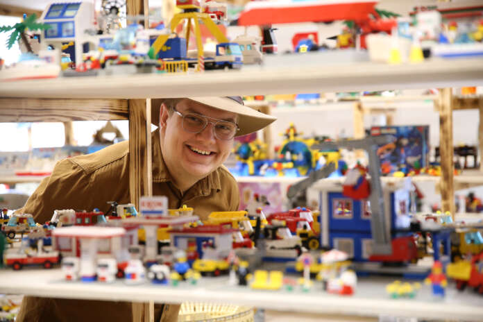 Legomuseon isäntä Velmeri Männikkö on rakentanut täksi kesäksi museoonsa metritolkulla uusia kirjahyllyjä.