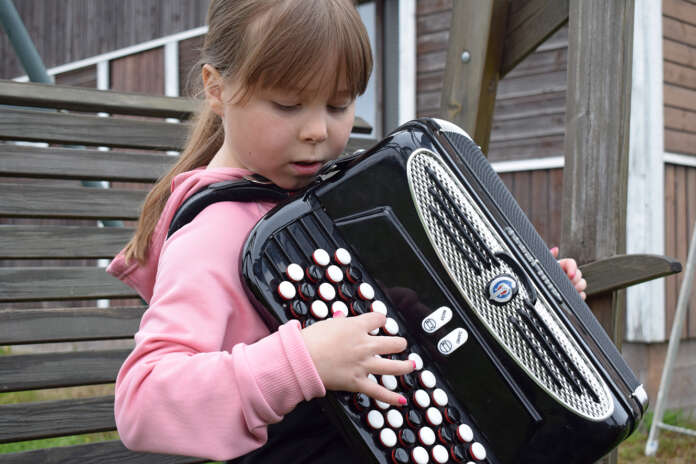 Sylvi Takatalo, 7, on laulanut 1,5-vuotiaasta asti ja haitariakin hän on soittanut jo muutaman vuoden. Haitaritunteja hän saa papaltansa, Kimmo Haapaselta kerran-kaksi kuukaudessa. Kuva: Tuomas Honkasalo