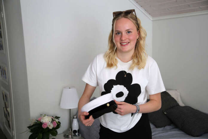 Ilona Laine hankki yliopilaslakin jo kuukausi sitten. Toistaiseksi sen istuvuutta päähän on kokeiltu vasta kerran kaupassa.