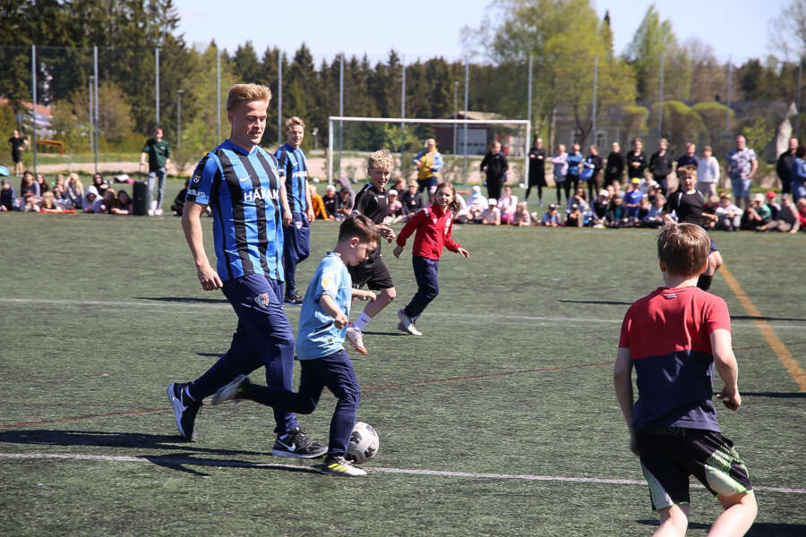 FC Interin liigajoukkueen Väinö Vehkonen kollegoineen nautti pelistä Auran yhtenäiskoulun oppilaista koottua Aura All stars -joukkuetta vastaan.