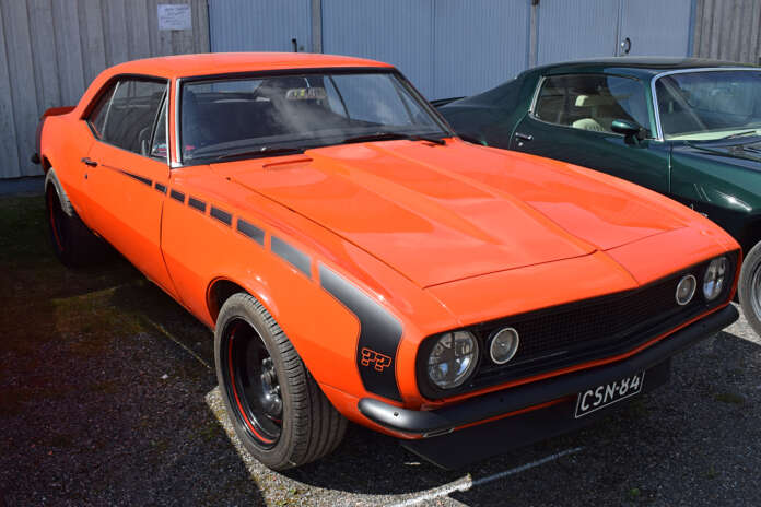 Pontiac Firebird vai Chevrolet Camaro? Tämä oranssi menopeli on entisajan hybridi, sillä autossa on osia molemmista. Sähkömoottoria vuoden 1967 Firebird-Camarossa ei sentään ole, mutta yli 500 hevosvoimaa perinteistä bensavoimaa kylläkin. Kuva: Tuomas Honkasalo