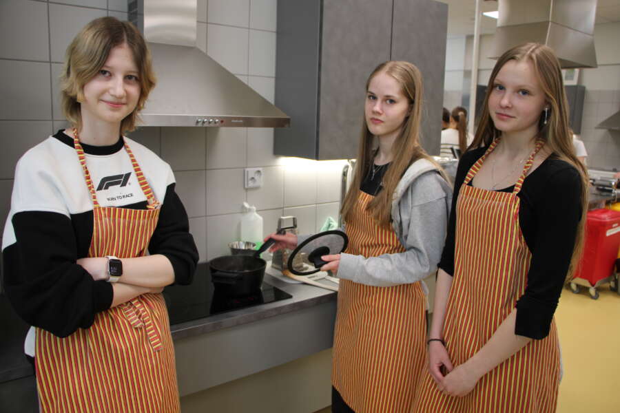 Anna Zaichenko, Emilia Kajala ja Viivi Luotonen päättivät valmistaa tarjolla olleista aineksista porkkanakeiton ja marjaisan jälkiruoan.