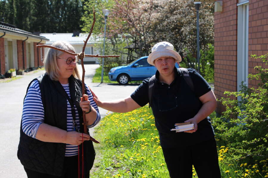 Anneli Roozbehan ja Outi Niiniaho kertoivat pyhiinvaelluksen olevan hengellinen matka johonkin pyhään paikkaan.