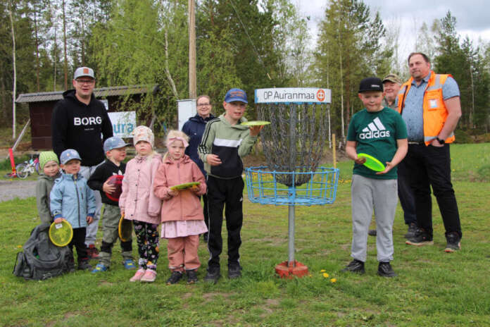 Auran Kuntoilijoiden väki ja Auran kunnan tekninen johtaja Kari Tuohi (kuvassa oikealla) kävivät keskiviikkona varmistamassa, että frisbeegolfrata on valmis lauantaina pidettävää koko perheen ulkoilutapahtumaa varten. Auran Kuntoilijoiden väki ja Auran kunnan tekninen johtaja Kari Tuohi (kuvassa oikealla) kävivät keskiviikkona varmistamassa, että frisbeegolfrata on valmis lauantaina pidettävää koko perheen ulkoilutapahtumaa varten.