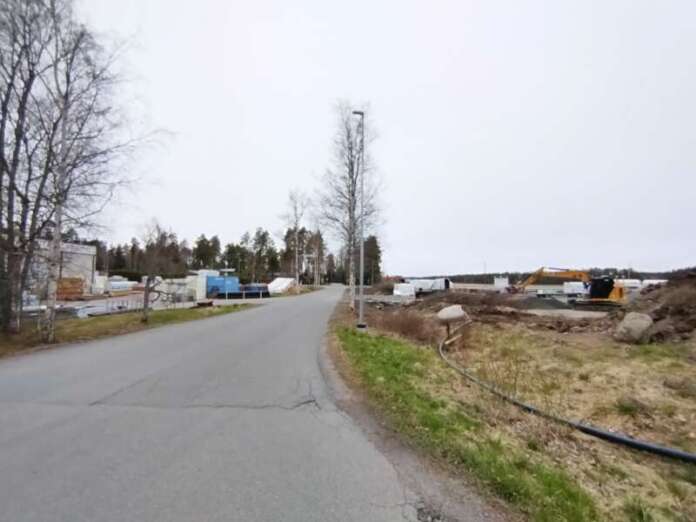 HallinTontti Sisula Oy:n teollisuus- ja varastorakennus nousee Aurassa Nälkämäentien viereiselle alueelle, jossa näkyy keltainen kaivinkone.